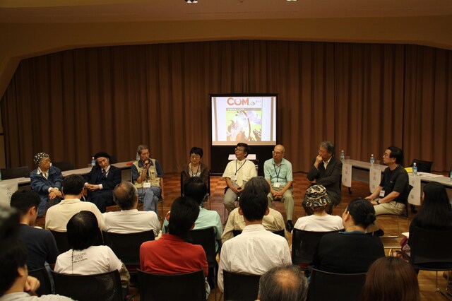 昨年8月に京都国際マンガミュージアムで行われたイベント「コミックマーケットの源流―1960～70年代マンガ同人誌の世界―」内の同座談会風景。（写真提供／京都国際マンガミュージアム）