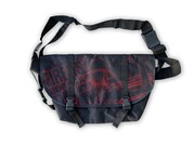 エースメッセンジャーバッグ。「火拳のエース」らしい赤色でエースの後ろ姿が描かれている。 (c)尾田栄一郎／集英社・フジテレビ・東映アニメーション