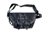 麦わら海賊団メッセンジャーバッグ。真ん中には海賊旗が、まわりにメンバーの名前があしらわれたシックなデザインだ。 (c)尾田栄一郎／集英社・フジテレビ・東映アニメーション