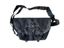 麦わら海賊団メッセンジャーバッグ。真ん中には海賊旗が、まわりにメンバーの名前があしらわれたシックなデザインだ。 (c)尾田栄一郎／集英社・フジテレビ・東映アニメーション