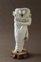 あの世のサラリーマン・死神のフィギュア（ASTRON限定カラー）。冥界サラリーマンならではの白装束と生気を全く感じさせない肌色だ。