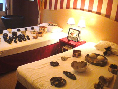 客室のベッドに並べられた、「へうげ十作」精鋭たちによる器。