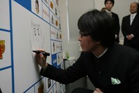 翼を描く高橋。