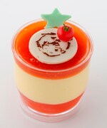 スペインの「トマト！トマト！トマトや！」は、東京デザート共和国のろまん亭で販売。トマトが好きなスペインを表現したメニュー。トマトを使ったジュレの上に、ヘタをかたどったチョコを添えて大きなトマトを表現。ホワイトチョコの上にスペインの顔をココアパウダーでかたどり、頭の上にマイクロトマトをのせた。