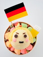 ドイツの「そうか・・・友達か！いいな！」は、アイスクリームシティのダ・ルチアーノで販売。ドイツの顔をイタリアンジェラートで表現したメニュー。顔はバニラアイス、髪の毛や目など顔のパーツはチョコレート。下にはチョコレートアイス、マシュマロとフルーツゼリー。お菓子で作ったビールが添えられている。イタリア、日本と3個あわせれば「枢軸セット」に。