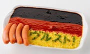 ドイツの「ドイツの“ヴルスト！”カレー」は、ナンジャタウン内ナジャヴ倶楽部で販売。ブラックカレー、レッドカレー、バターライスでドイツの国旗を表現したメニュー。ソーセージとヴルストの文字付き。