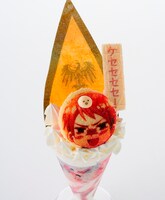 プロイセンの「“小鳥かっこいいぜ！”パフェ」は、アイスクリームシティのサンタチューボー！で販売。パリパリクレープ生地にプロイセンの国旗のマーク、スポンジにはプロイセンの顔が。頭にのっているのは、卵菓子で作った小鳥で、ウェハースの吹き出しに描かれるセリフは、プロイセンのいつもの口癖「ケセセセセ！」「小鳥かっこいいぜ」 のいずれかが選べる。