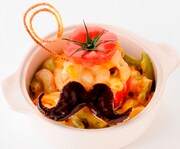 ロマーノの「ロマーノのパスタグラタン」は、ナンジャタウン内イタリアントマトで販売。果肉をくり抜いた大きいトマトの中と周りに、赤緑白のペンネのグラタンをつめて焼き上げた。揚げパスタで出来たアホ毛と、トーストのヒゲ付き。