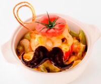 ロマーノの「ロマーノのパスタグラタン」は、ナンジャタウン内イタリアントマトで販売。果肉をくり抜いた大きいトマトの中と周りに、赤緑白のペンネのグラタンをつめて焼き上げた。揚げパスタで出来たアホ毛と、トーストのヒゲ付き。