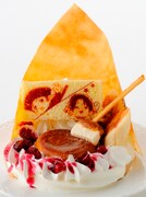 神聖ローマ、ちびたりあの「いっぱいお菓子作って待ってるね」は、アイスクリームシティのサンタチューボー！で販売。神聖ローマとちびたりあの別れのシーンを表現。北海道ソフトクリームと生クリーム、ブルーベリーソース、外側はパリパリのクレープ生地。スティック菓子と生キャラメルでデッキブラシを、自家製プリンで木のバケツをイメージしている。