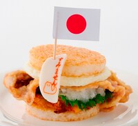 日本の「“私はアメリカさんと同じでいいです”バーガーセット」は、ナンジャタウン内ノースカントリーキッチンで販売。アメリカのハンバーガーの真似をした日本のライスバーガー。日本の口癖「すみません」と描かれたかまぼこ付き。かまぼこには、日本が連れている犬「ポチ君」も描かれている。間には目玉焼きと、豚肉のてんぷらと野菜のてんぷら、大葉、大根おろしが挟んである。ソフトドリンクとポテト付き。