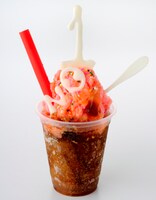 アメリカの「“Ｎｏ．１は俺だ！”シェイク」は、アイスクリームシティのマジックスノーで販売。アメリカが好きなシェイクとコーラのメニュー。上のふわふわの台湾カキ氷（ピンク）と、下のタピオカ入りコーラと混ぜ、シェイクにして食べるというもの。アメリカをイメージさせる“No.1”のホワイトチョコが添えられている。ちなみに“No.1”の“O”は宇宙人のトニーをイメージ。