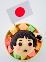 日本の「恐縮です。」は、アイスクリームシティのダ・ルチアーノで販売。日本の顔をイタリアンジェラートで表現したメニュー。顔はバニラアイス、髪の毛や目など顔のパーツはチョコレート。下には抹茶アイス、マシュマロとフルーツゼリー。お菓子で作ったおにぎりが添えられている。 イタリア、ドイツと3個あわせれば「枢軸セット」に。