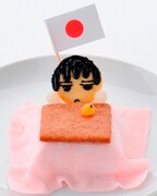 日本の「日本のお正月」は、アイスクリームシティのソフトクリームBARで販売。こたつに入った日本を表現。顔はクッキー、こたつとみかんは求肥、こたつの中にソフトクリームが入っている。