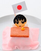 日本の「日本のお正月」は、アイスクリームシティのソフトクリームBARで販売。こたつに入った日本を表現。顔はクッキー、こたつとみかんは求肥、こたつの中にソフトクリームが入っている。