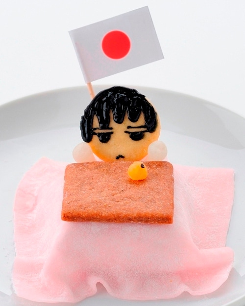 日本の「日本のお正月」は、アイスクリームシティのソフトクリームBARで販売。こたつに入った日本を表現。顔はクッキー、こたつとみかんは求肥、こたつの中にソフトクリームが入っている。