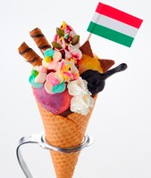 ハンガリーの「フライパン装備」は、アイスクリームシティのダ・ルチアーノで販売。ハンガリーが猫祭りでつけていた猫耳と、武器のフライパン、耳元を飾る花をマシュマロで表現。イチゴ＆ヨーグルトブルーベリー、バナナミルク、青リンゴ＆マンゴーのジェラートがのっており、フライパンと耳がチョコレートでできている。