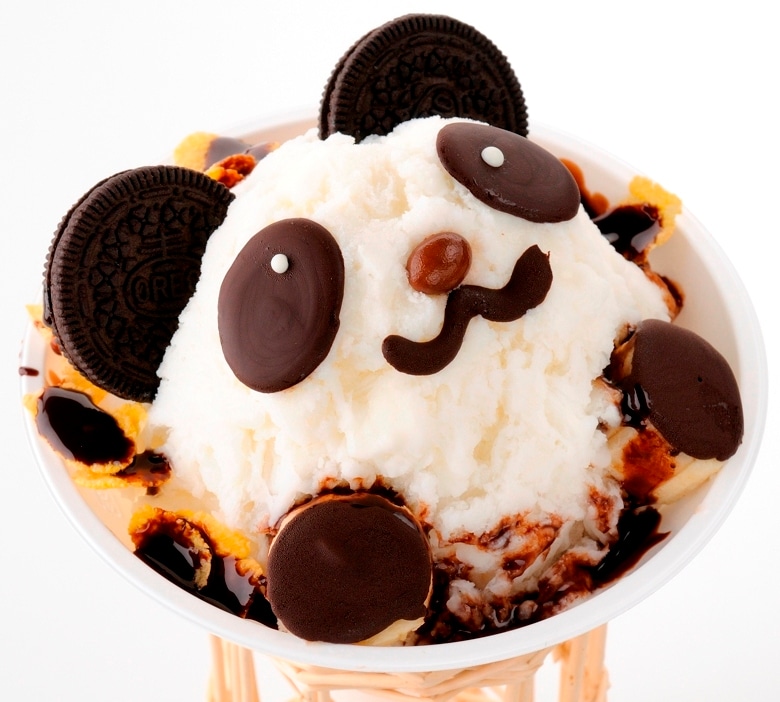 中国の「大熊猫さん（パンダさん）」は、アイスクリームシティのマジックスノーで販売。パンダの顔をふわふわな食感の台湾かき氷で表現。耳はクッキーで、目と口の模様はチョコで作られている。チョコレートを塗ったバナナでパンダの手を表している。