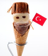 トルコの「トルコアイスは伸びるんでぃ!! 」は、アイスクリームシティのオリエンタルの青い月で販売。トルコの姿を、トルコの伸びるアイスとワッフルコーンで表現。帽子のふさはイカで表現。白いマスクはウェハース。顔の部分のアイスはトルコチャイ、下にはチョコレートのドンドルマを使用。マフラーはグミ。