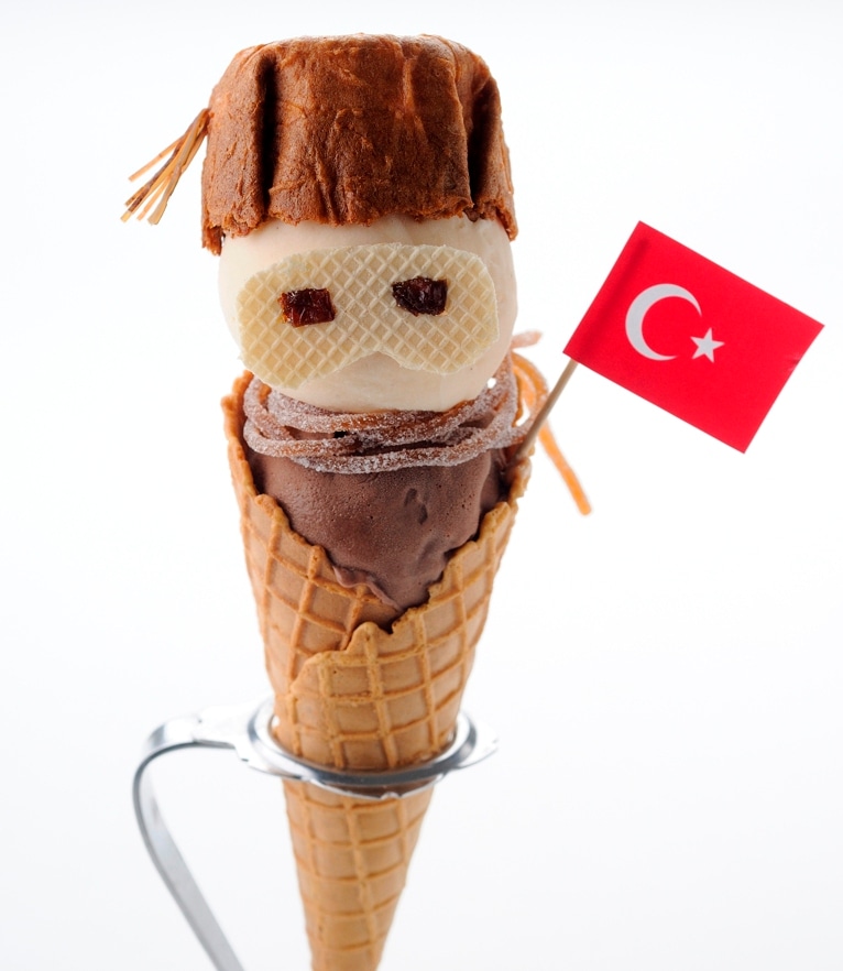 トルコの「トルコアイスは伸びるんでぃ!! 」は、アイスクリームシティのオリエンタルの青い月で販売。トルコの姿を、トルコの伸びるアイスとワッフルコーンで表現。帽子のふさはイカで表現。白いマスクはウェハース。顔の部分のアイスはトルコチャイ、下にはチョコレートのドンドルマを使用。マフラーはグミ。