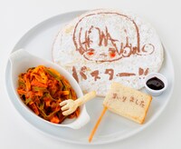 イタリアの「イタリア特製“パスタ～！”」は、ナンジャタウン内イタリアントマトで販売。イタリアの顔をココアでかたどったデザートピザ、緑・白・赤の三色パスタで出来たボロネーゼ、さらにトーストの白旗が飾られている。