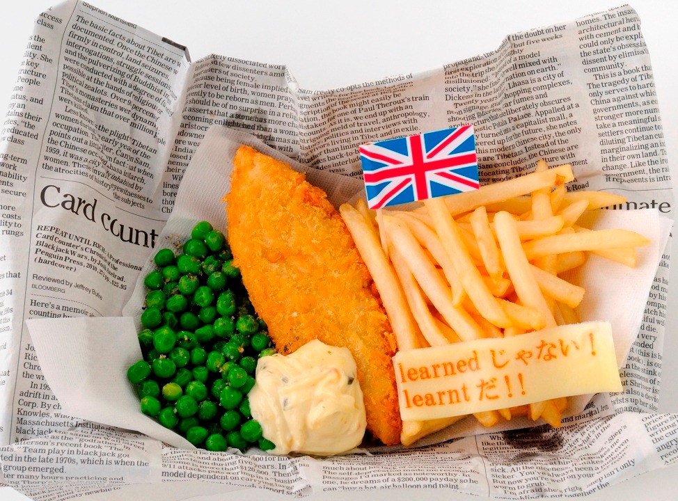 イギリスの「イギリスのフィッシュ＆チップス」は、ナンジャタウン内ノースカントリーキッチンで販売。イギリスの好物「フィッシュ＆チップス」そのままのメニュー。「learned じゃない！learntだ!!」と書かれたチーズ付き。