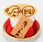 中国、日本の「“勝手にひらがな作んなッある!!”ケーキ」は、東京デザート共和国の横浜夢本舗で販売。日本が中国の前でひらがなを初めて書くシーンを表現。イチゴのムースケーキの上に生クリームがたっぷりのせられ、ホワイトチョコプレートの上に粉糖で中国と日本の顔、ひらがなの焼印クッキーが添えられている。