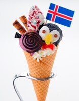 アイスランドの「リコリスアイス“何、期待してんの？”」は、アイスクリームシティのダ・ルチアーノで販売。アイスランドの鳥「パフィン」を、黒いジェラートとマシュマロで表現。アイスランドが好きな渦巻き型のお菓子「リコリス」をかたどったチョコと、本物のリコリス菓子も三角状にカットして添えている。まわりにはアイスランドの瞳の色をイメージした紫のトッピングが。