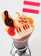 オーストリアの「このクレープのおいしさを今からピアノで表現します」は、東京デザート共和国のアンジェリーナで販売。チョコレートスナック製の眼鏡をかけたオーストリアが、チーズケーキでできたピアノを弾いている姿を表現。チョコレートのト音記号付き。ラズベリーが沿えられ、生クリームを包んだクレープも。