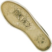 「海賊旗」モデルのスニーカー底面。クリアーソールでデザインが施されている。(C)尾田栄一郎／集英社・フジテレビ・東映アニメーション