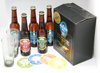 スペシャルセットの全容。ビール5本とグラス2個、コースター4種がギフトボックスに入っている。