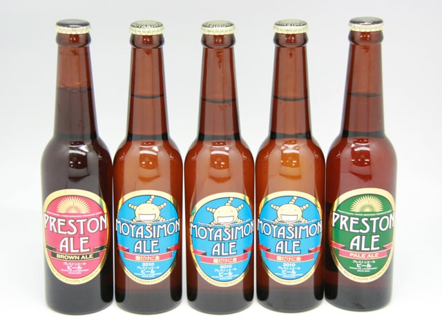 中央の3本がもやしもんエール。左はブラウンエール、右がペールエール。