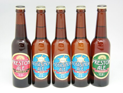 中央の3本がもやしもんエール。左はブラウンエール、右がペールエール。