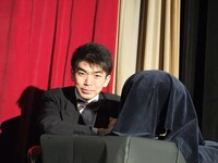 司会の坂本頼光。