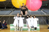 風船の浮力で家を飛ばす実験に挑むキャイ～ン、モーニング娘。（道重さゆみ・リンリン・光井愛佳）、KONISHIKI。(C)テレビ静岡