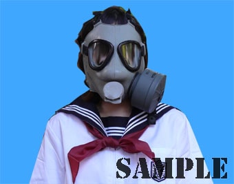 プレゼントされるガスマスクとセーラー服。