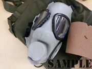 プレゼントされるガスマスク。