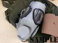 プレゼントされるガスマスク。