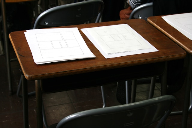 生徒にはコマ割りだけが描かれた白紙が配られた。