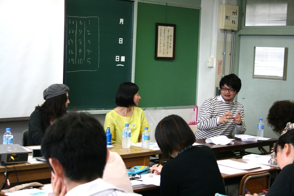 ワークショップは廃校舎の教室で開催された。左から今日マチ子、松田青子、川名潤。