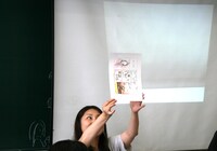 生徒の作品が出来上がると、前のスクリーンに映して発表。今日たちが感想を言い合う。