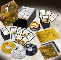 「ジョジョの奇妙な百人一首　世界（ザ・ワールド）第1～7部総集編」。「ザ・ワールド」のカラーであるゴールドを基調としている。(c) 荒木飛呂彦 & LUCKY LAND COMMUNICATIONS／集英社