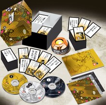 「ジョジョの奇妙な百人一首　世界（ザ・ワールド）第1～7部総集編」。「ザ・ワールド」のカラーであるゴールドを基調としている。(c) 荒木飛呂彦 & LUCKY LAND COMMUNICATIONS／集英社