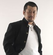 「ジョジョ」の大ファンを公言するケンドーコバヤシが、百人一首を詠み上げる。