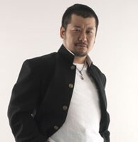 「ジョジョ」の大ファンを公言するケンドーコバヤシが、百人一首を詠み上げる。