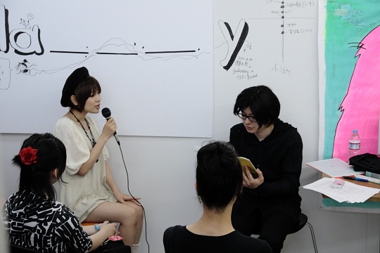 5月4日に渋谷galaxxxy in Hi-Fi Boxxxにて行われた「ひらめき☆マンガ学校」公開講義の様子。
