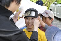 ナルトメイクを施す少年。　撮影／武田 諭