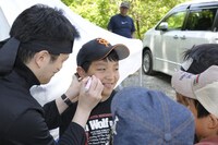 ナルトメイクを施す少年。　撮影／武田 諭