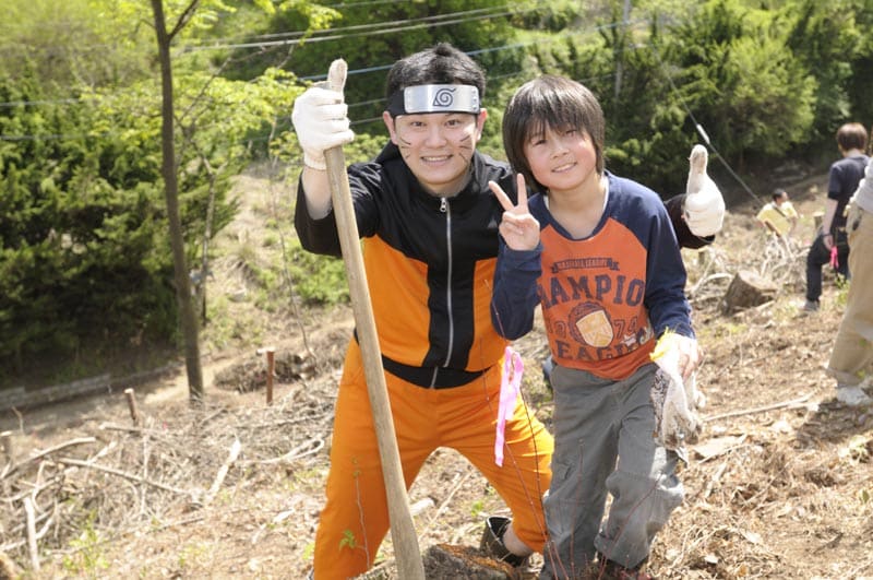 「NARUTO」編集担当と植林を体験するファン。7610本の植樹に先がけて現地で行われた植林開始イベントにて。 撮影/武田 諭
