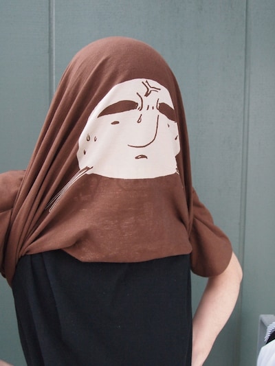 「怒りのかわうそTシャツ」をかぶった様子。かなりシュールな出で立ちになるため、公共の場での着用は自己責任で。(C)吉田戦車・小学館／ＵＤＰＪ